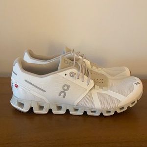 Women’s On Cloud 5 Running Shoe in white/sand size 8.5